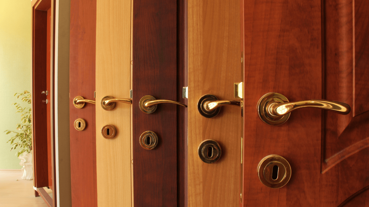 Como-instalar-porta-de-madeira-com-batente