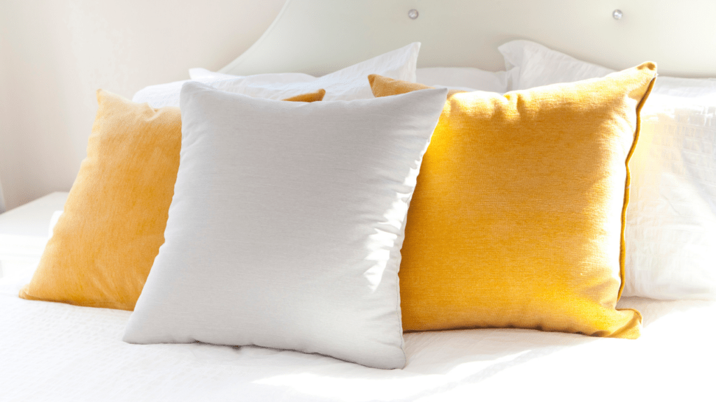 como usar almofadas decorativas para compor a decoração do seu sofá